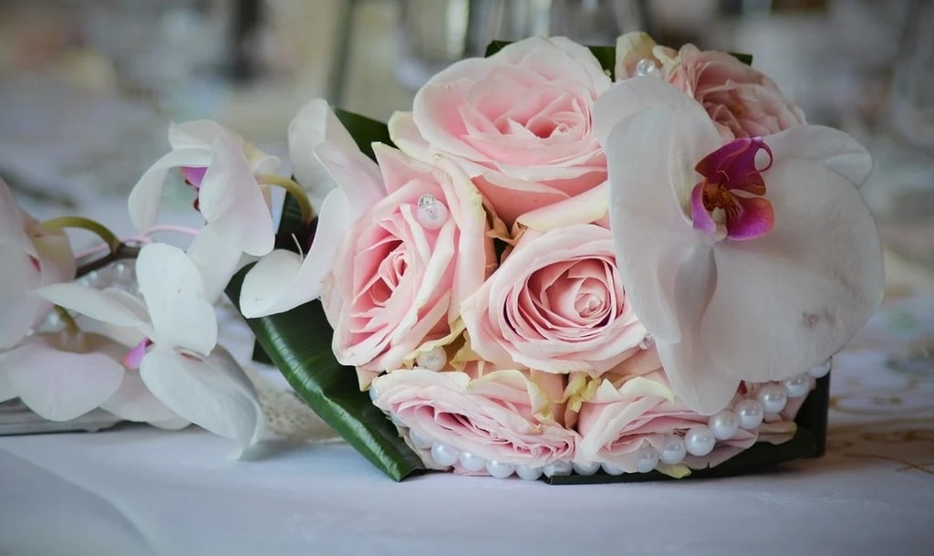 N'hésitez pas à faire réaliser des essais pour votre bouquet de mariée, votre coiffure et votre maquillage.